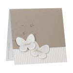 Hochzeitskarte in Sand mit Schmetterlingen